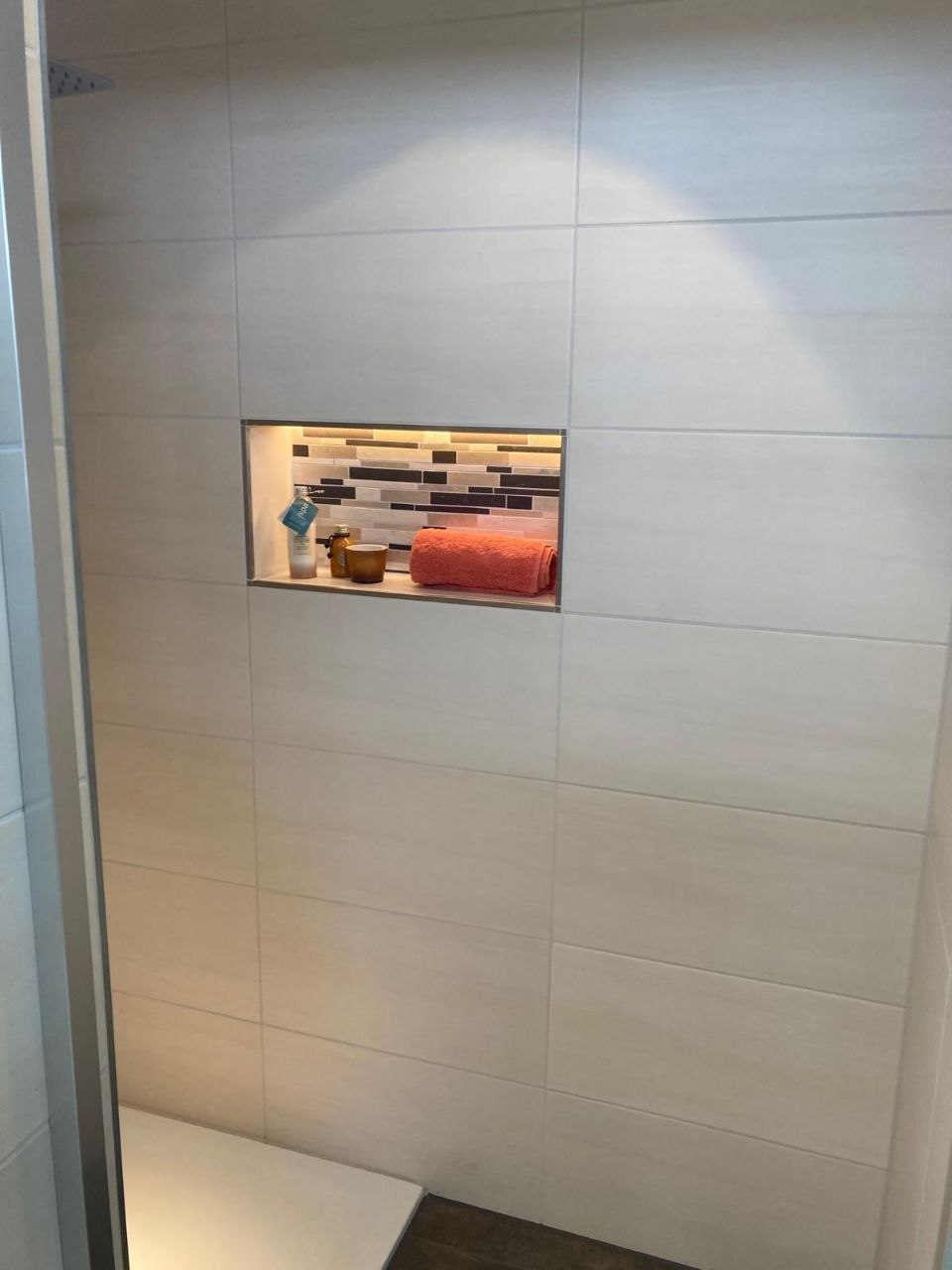 Badwand mit praktischer Nische